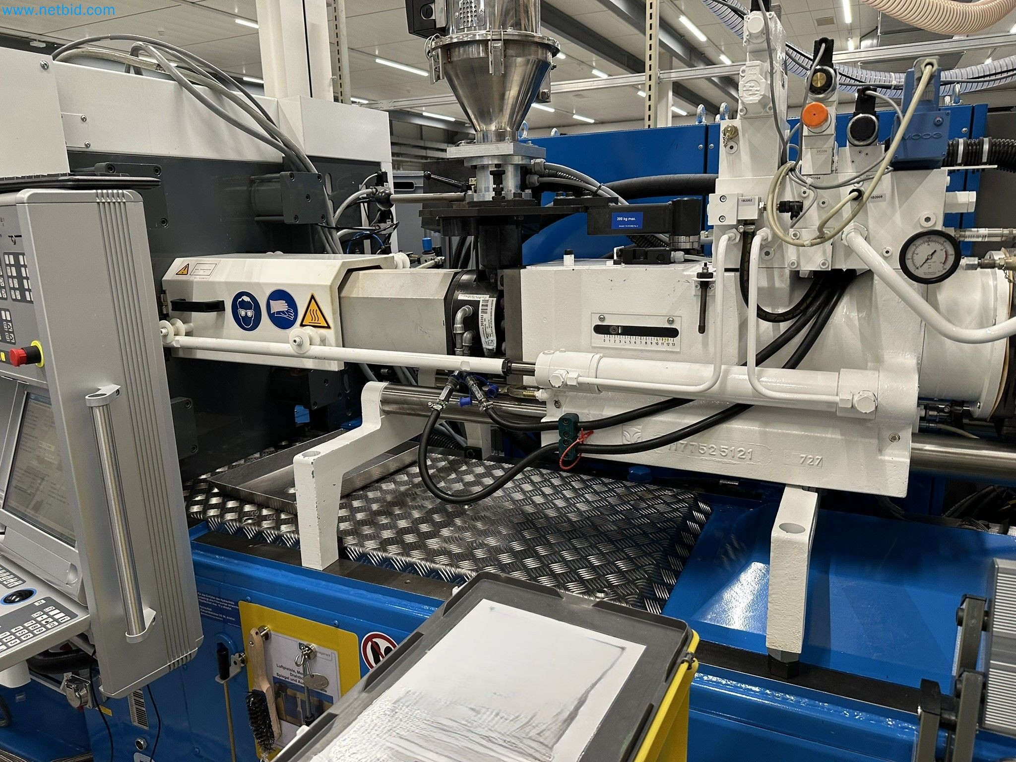 Well-maintained injection molding machines from Swiss production-7