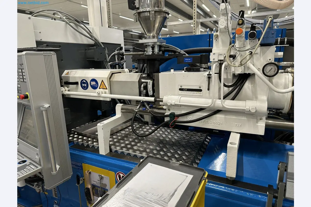 Well-maintained injection molding machines from Swiss production-7