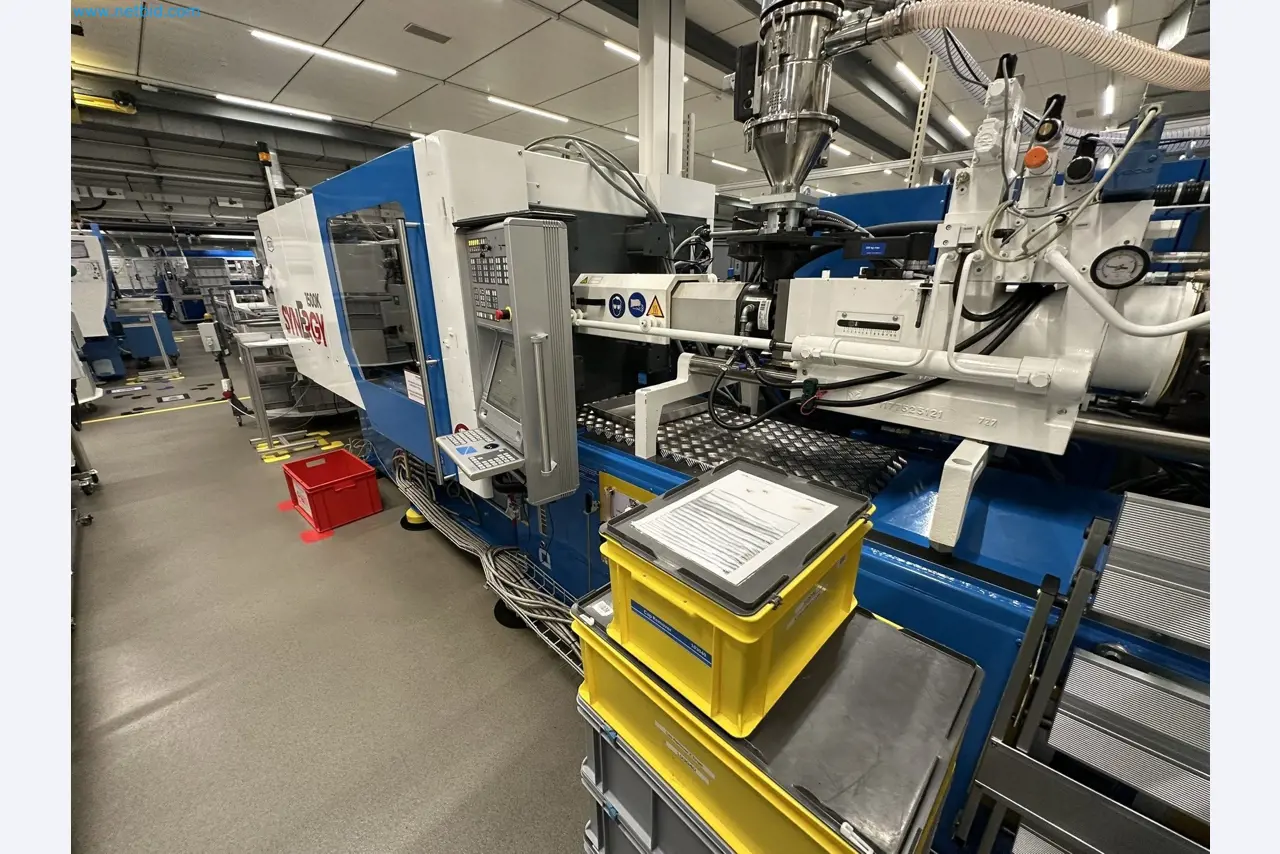 Well-maintained injection molding machines from Swiss production-8