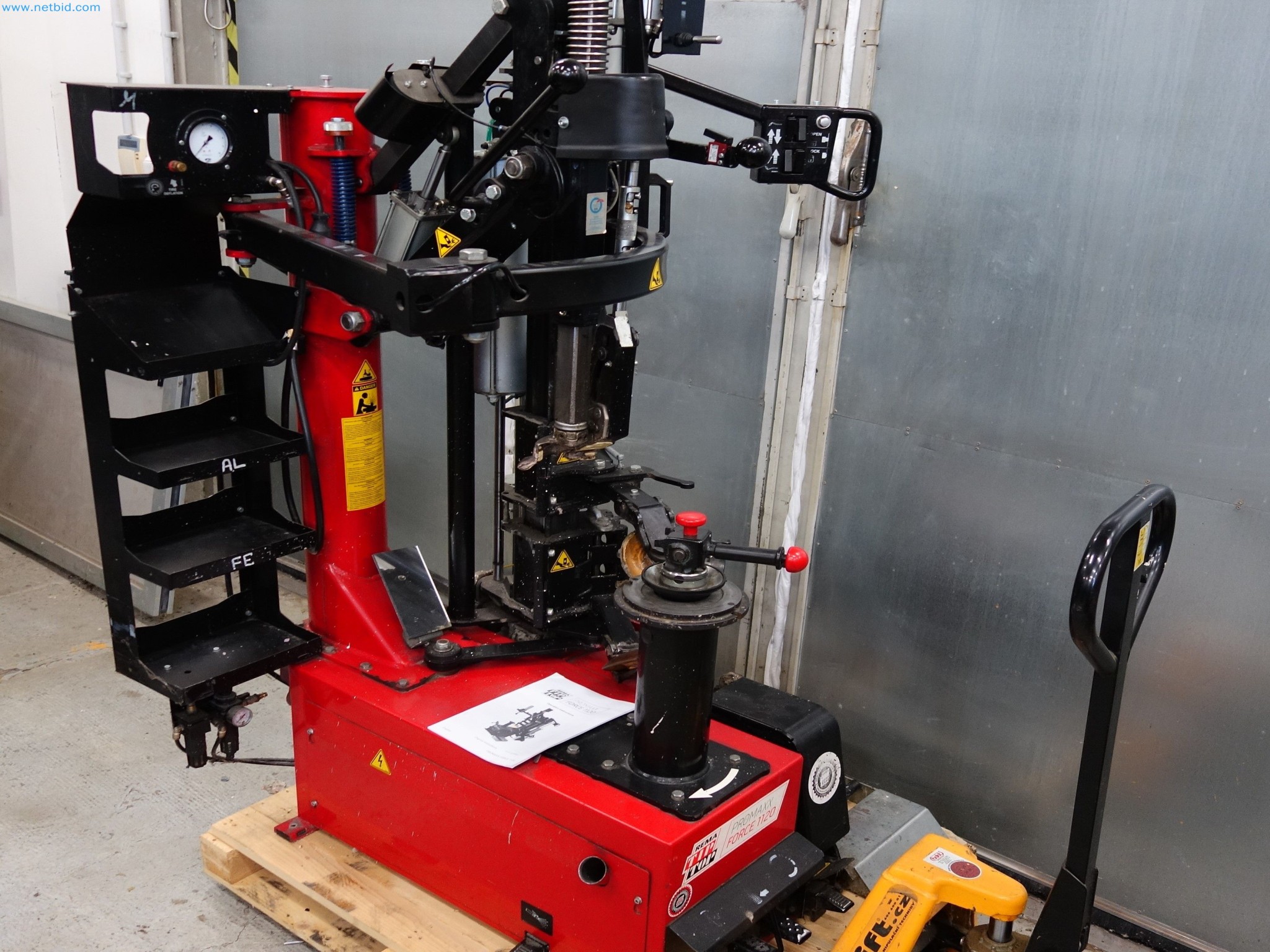  Industrial robots and metalworking machines in the Czech Republic-5