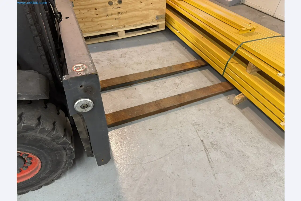 Industrial robots, forklift trucks and welding equipment becoming available-3