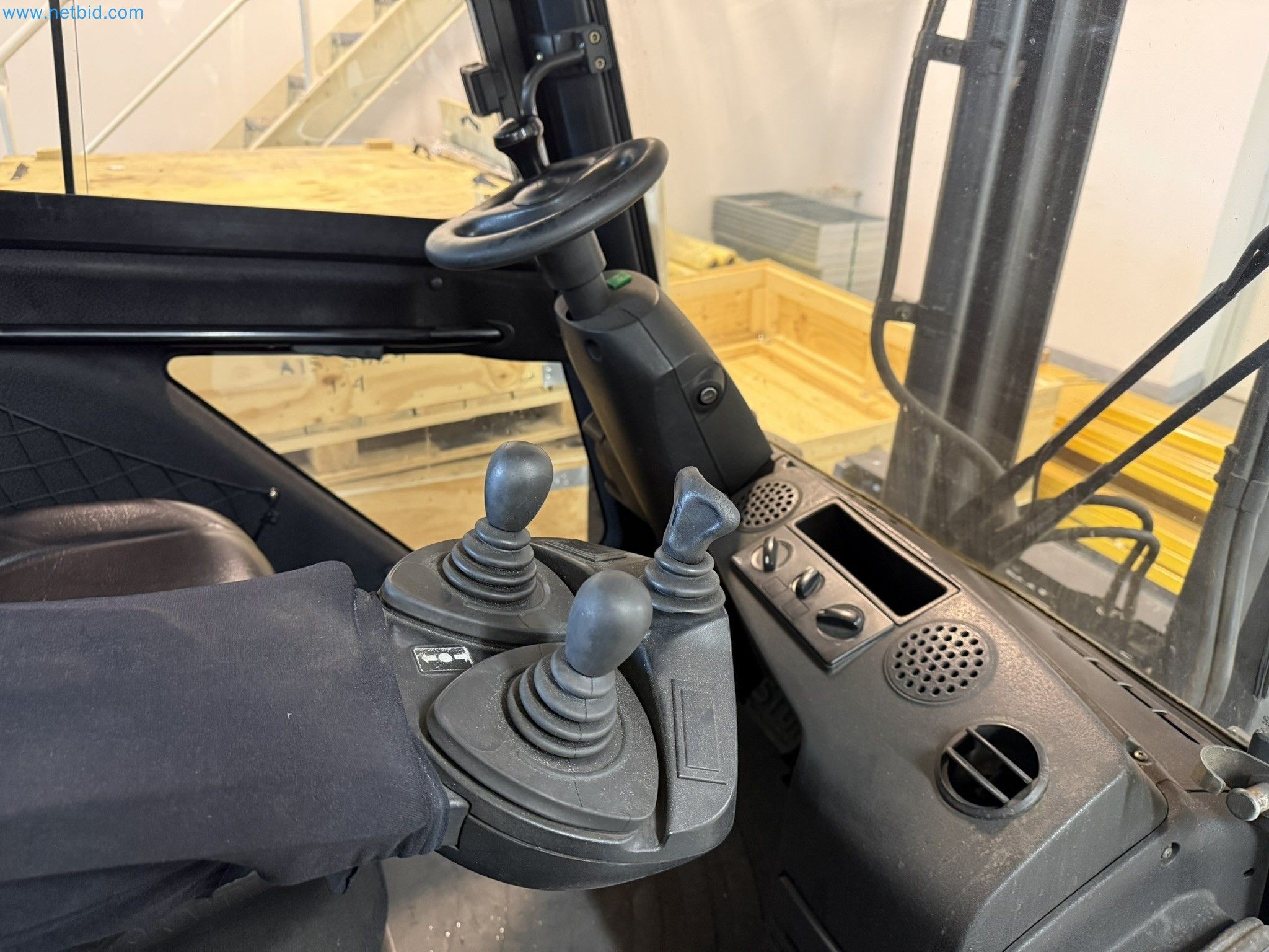  Industrial robots, forklift trucks and welding equipment becoming available-5