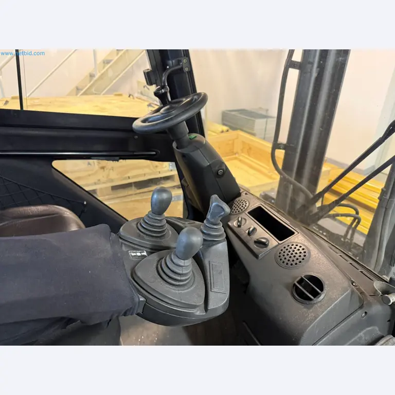 Industrial robots, forklift trucks and welding equipment becoming available-5