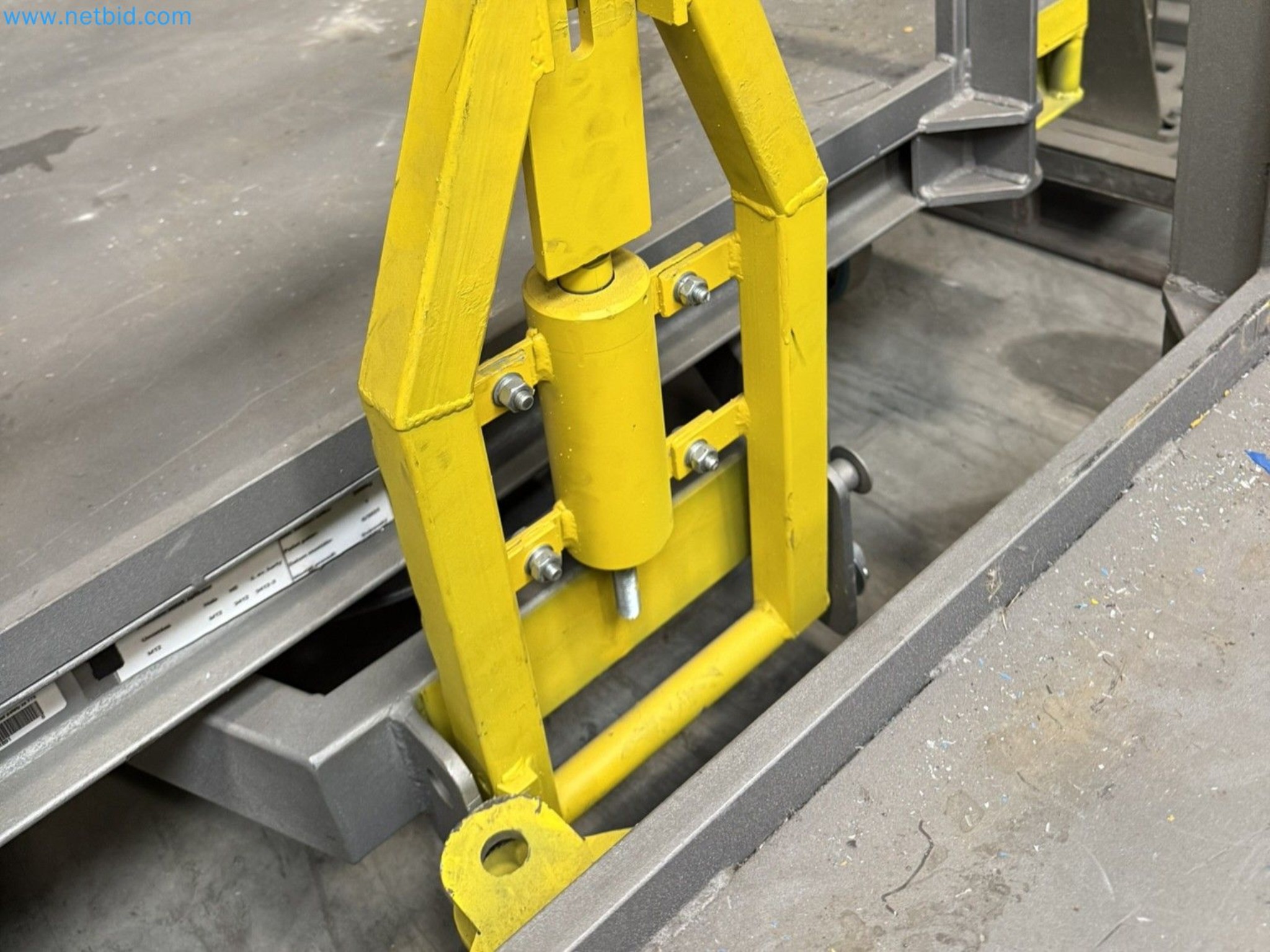  Industrial robots, forklift trucks and welding equipment becoming available-3