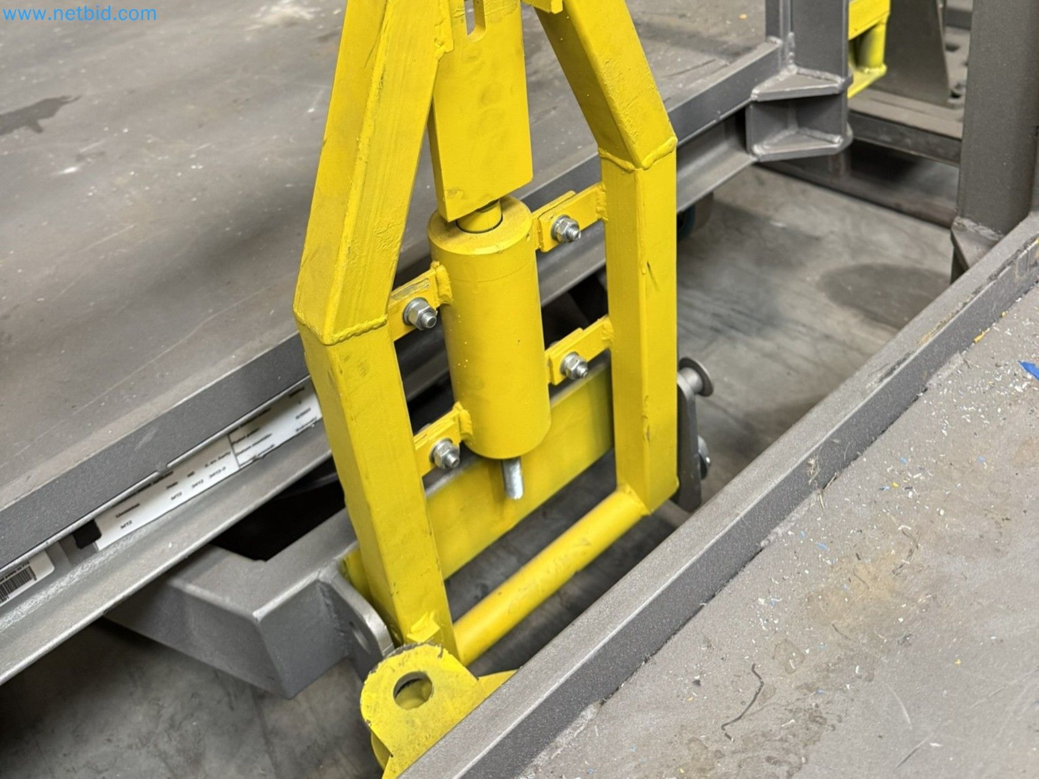  Industrial robots, forklift trucks and welding equipment becoming available-4