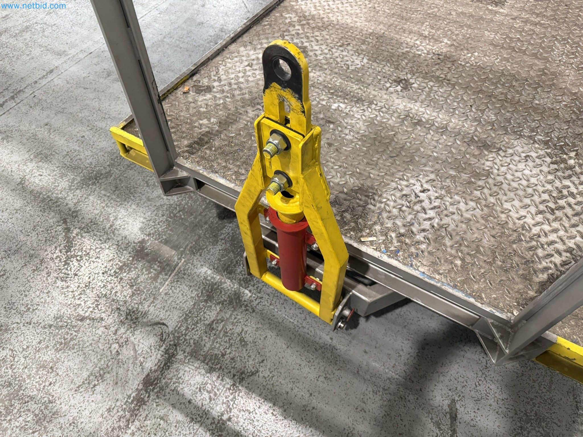  Industrial robots, forklift trucks and welding equipment becoming available-2