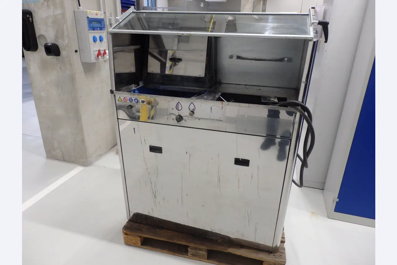 Industrial robots, forklift trucks and welding equipment becoming available-1