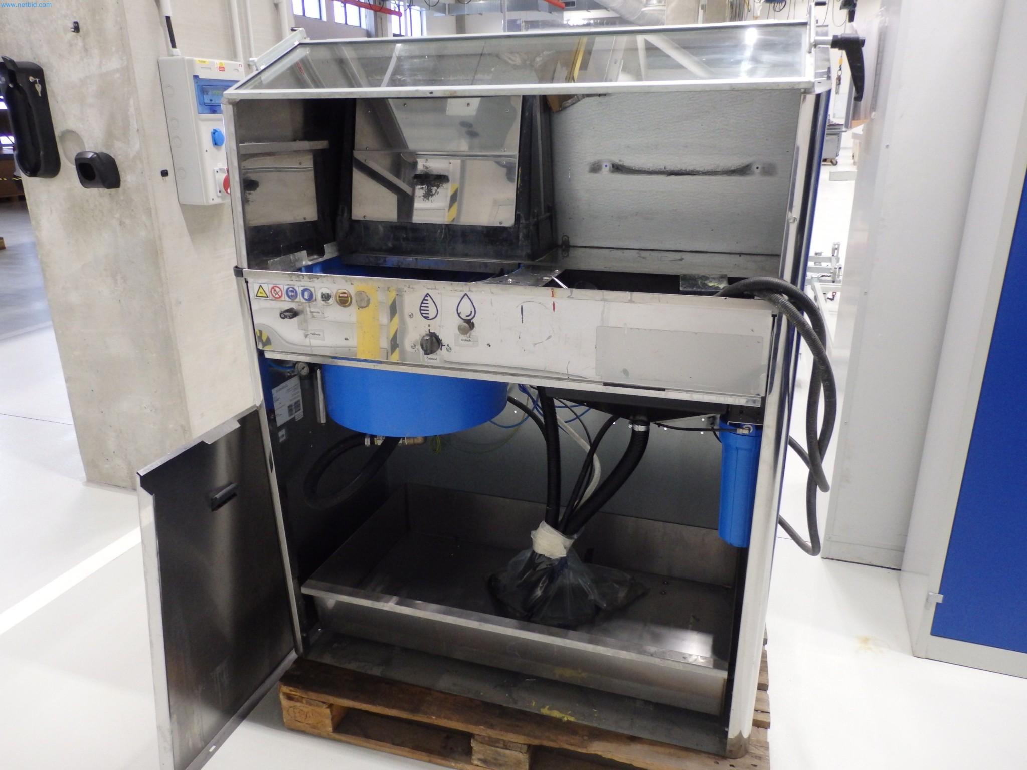  Industrial robots, forklift trucks and welding equipment becoming available-2