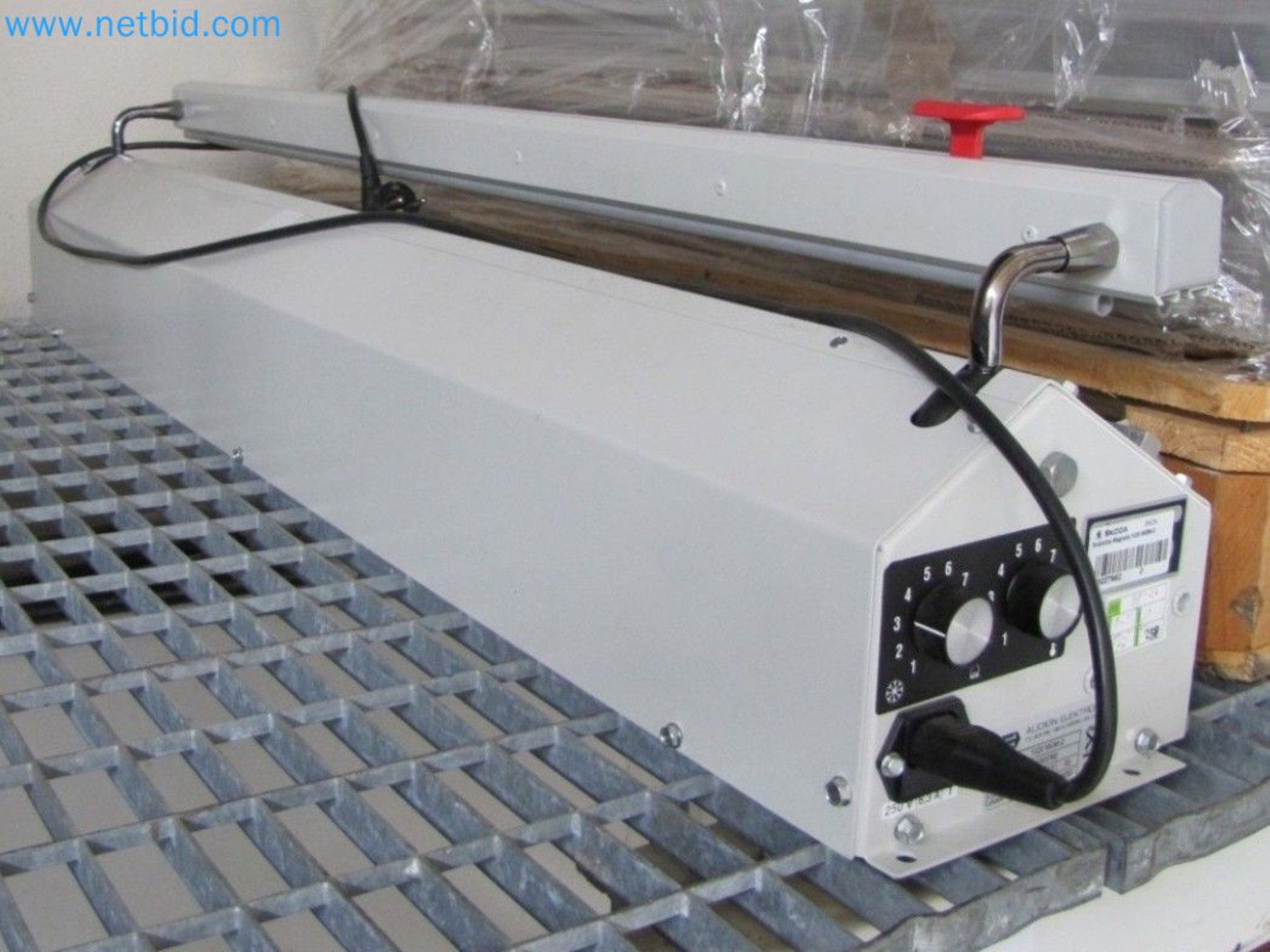  Industrial robots, forklift trucks and welding equipment becoming available-1