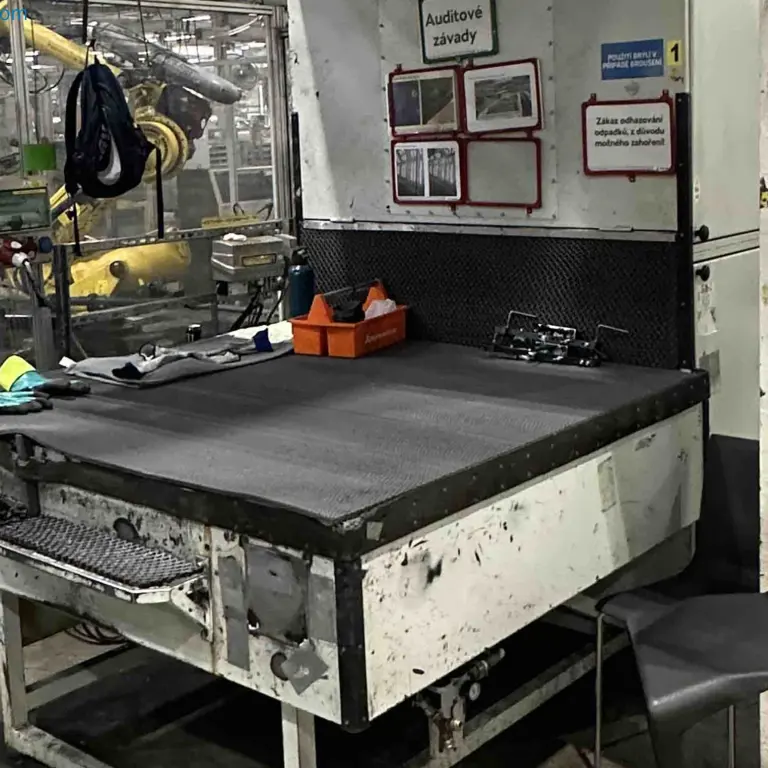 Welding fixture for the right side door