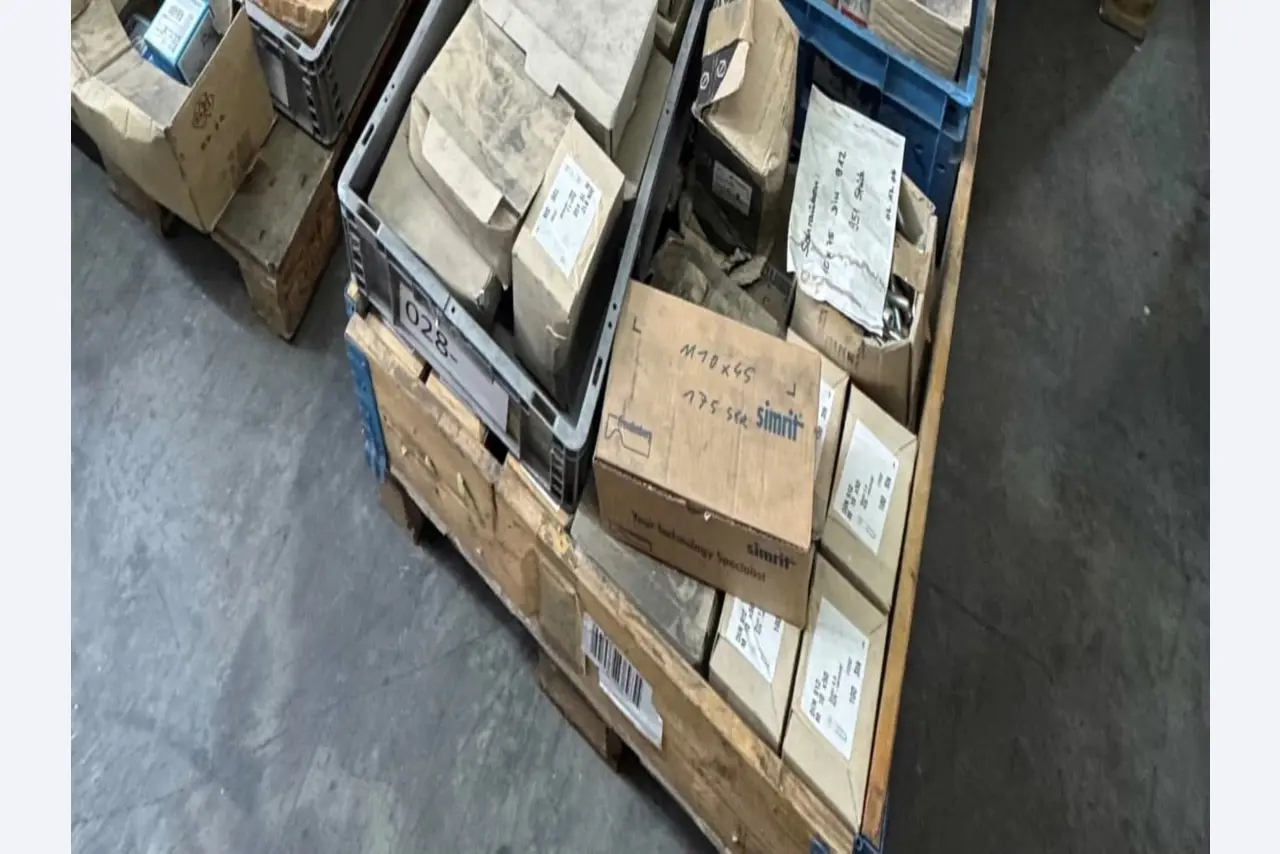 div. matériel d'assemblage d'un stock-4