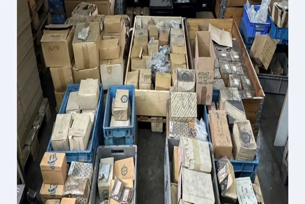 div. matériel d'assemblage d'un stock-1