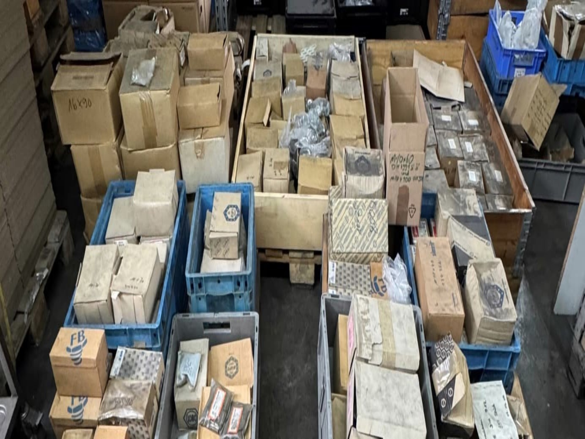 div. matériel d'assemblage d'un stock-1