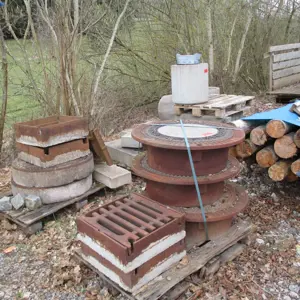 5 Pallets with concrete blocks