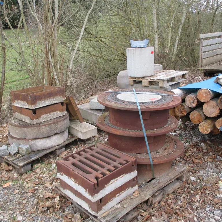 5 Pallets with concrete blocks