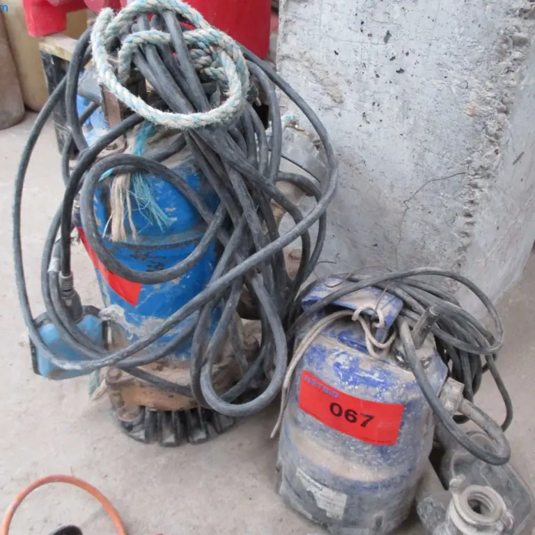 2 Submersible pumps
