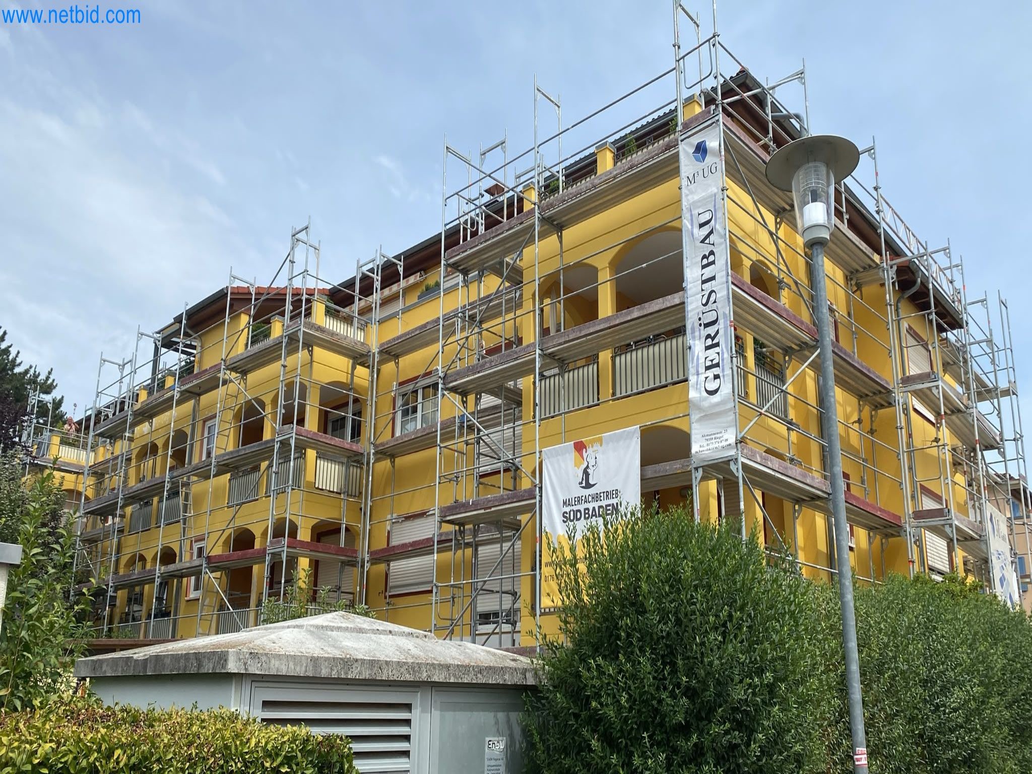 Elementi gradbenih odrov (deloma s gradbišča), stroji in vozila gradbenega podjetja-1