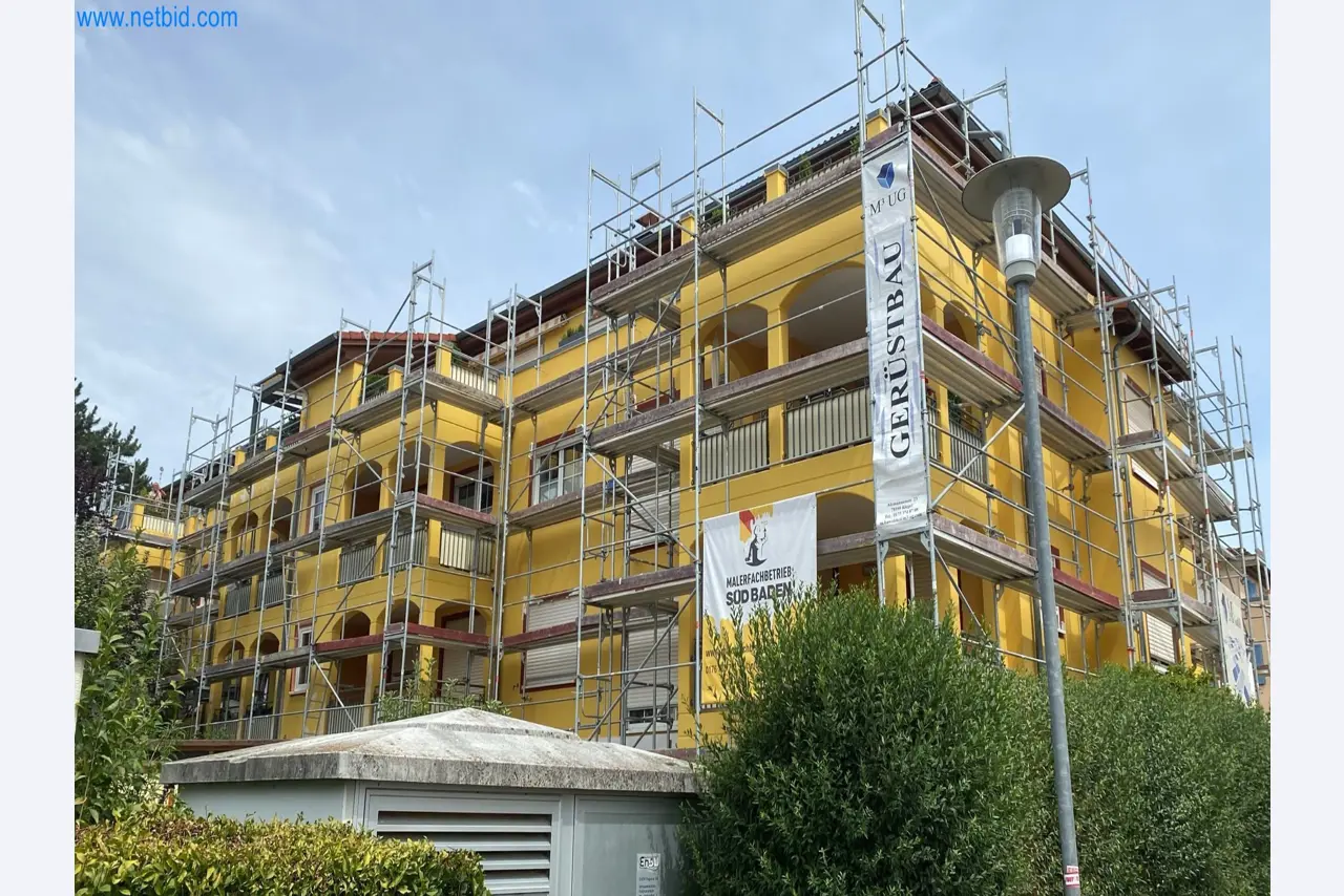 Elementi gradbenih odrov (deloma s gradbišča), stroji in vozila gradbenega podjetja-1