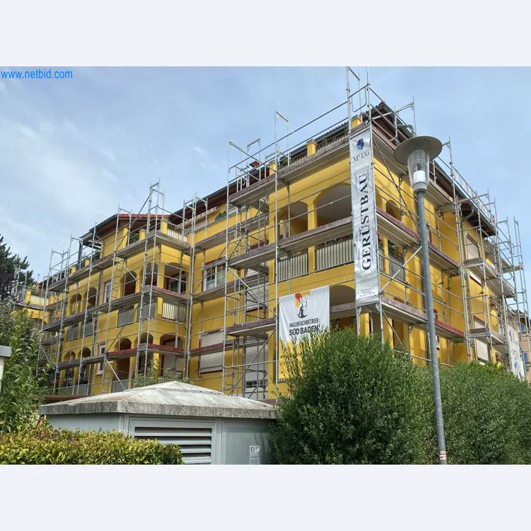 Elementi gradbenih odrov (deloma s gradbišča), stroji in vozila gradbenega podjetja-1