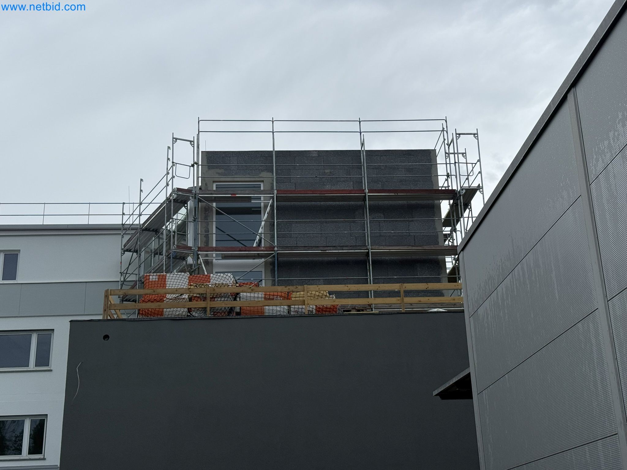 Éléments d'échafaudage (provenant en partie du chantier), machines et véhicules d'une entreprise de construction-1