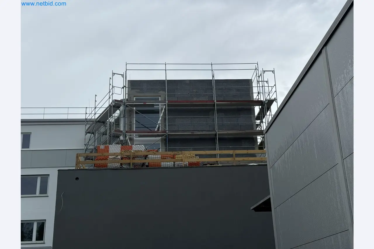 Éléments d'échafaudage (provenant en partie du chantier), machines et véhicules d'une entreprise de construction-1
