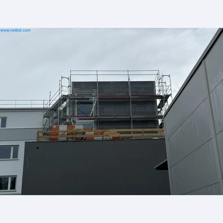 Éléments d'échafaudage (provenant en partie du chantier), machines et véhicules d'une entreprise de construction-1
