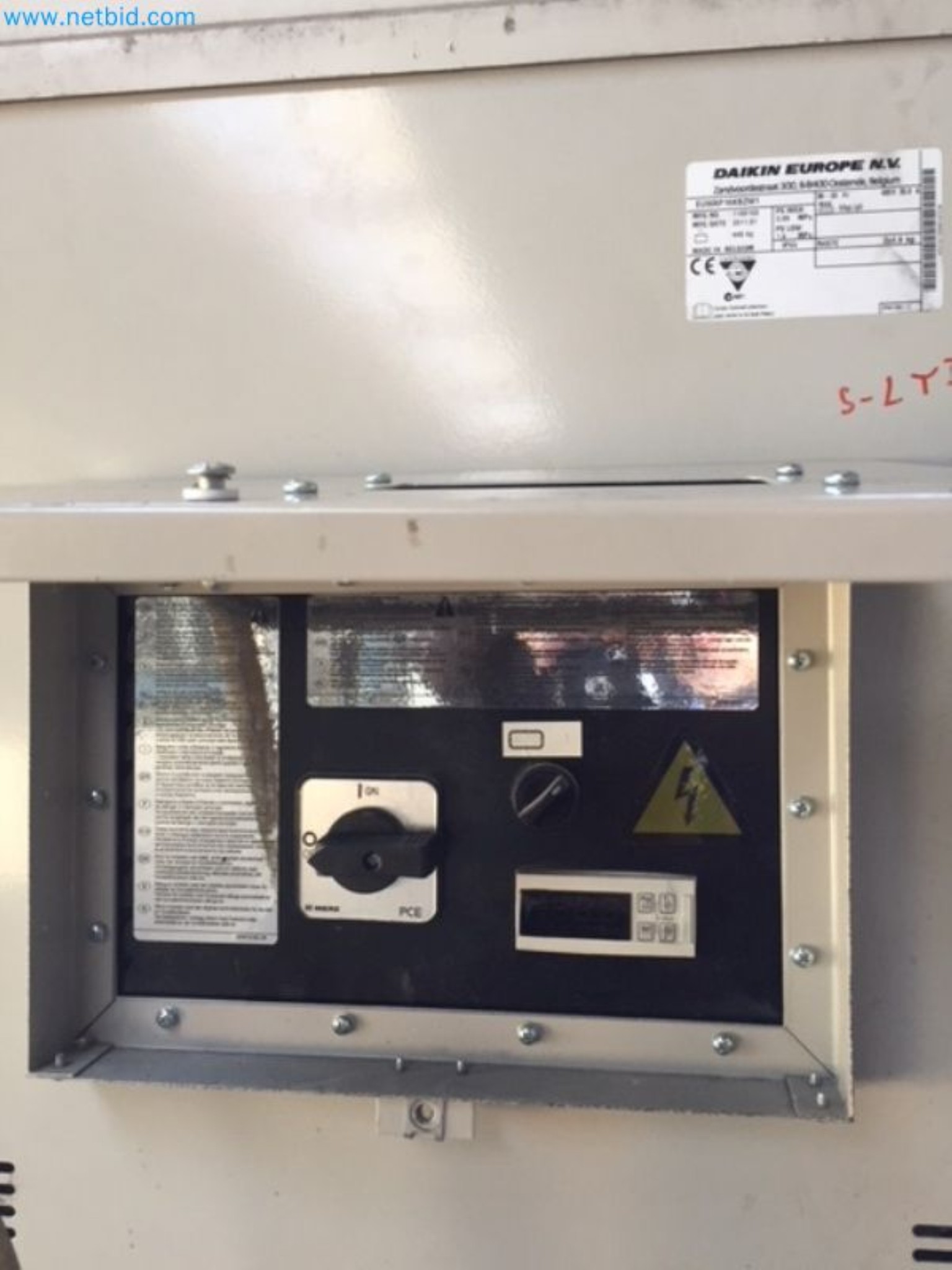 Sale of a complete warehouse of machinery for the glass industry in Spain-4