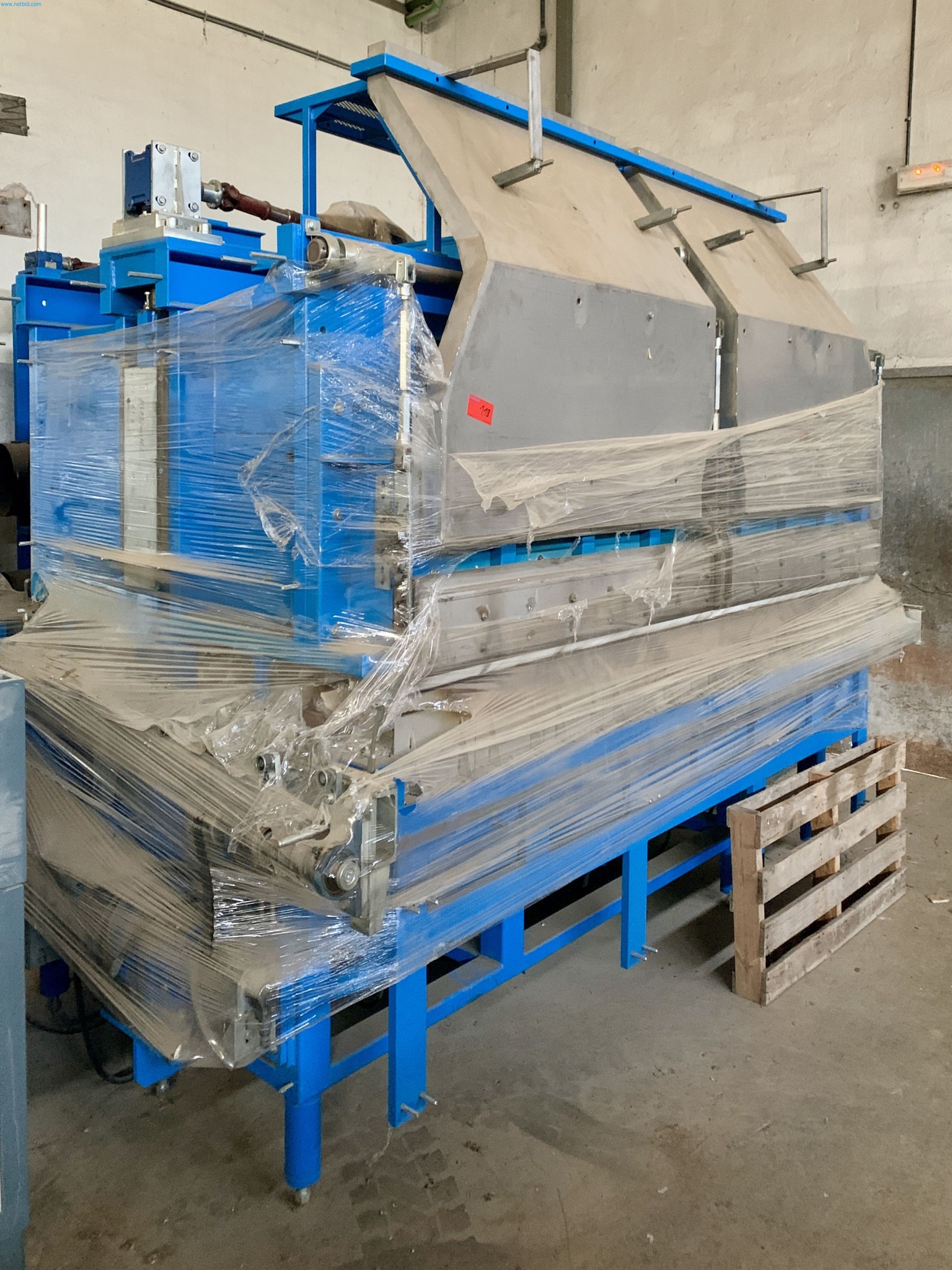 Sale of a complete warehouse of machinery for the glass industry in Spain-1