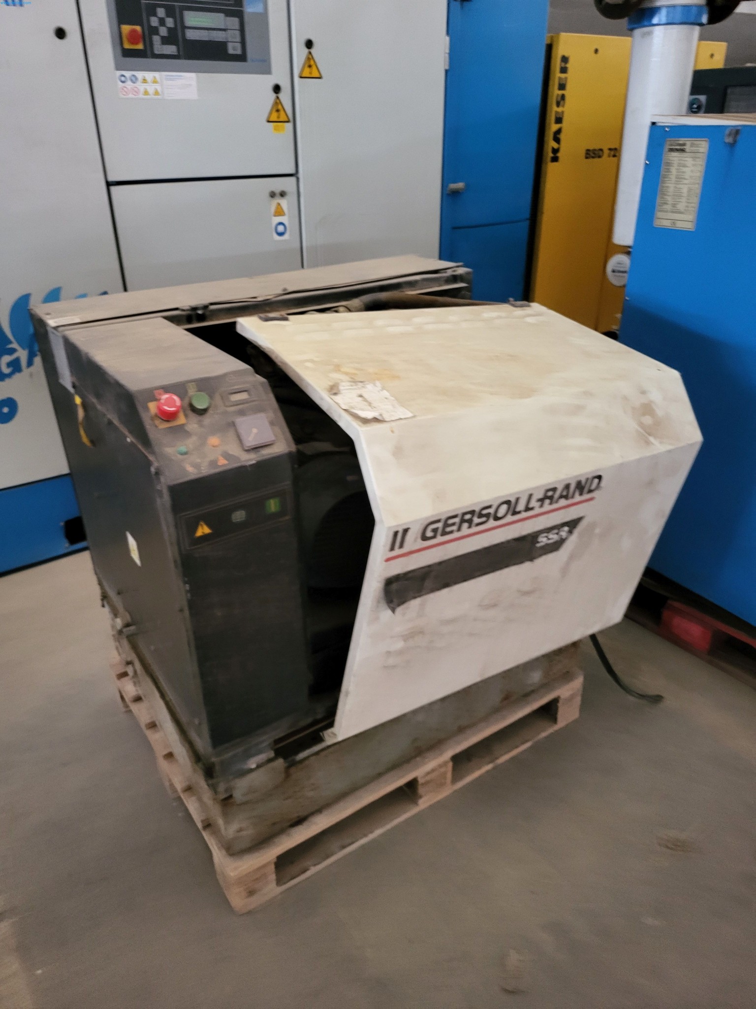 Sale of a complete warehouse of machinery for the glass industry in Spain-1