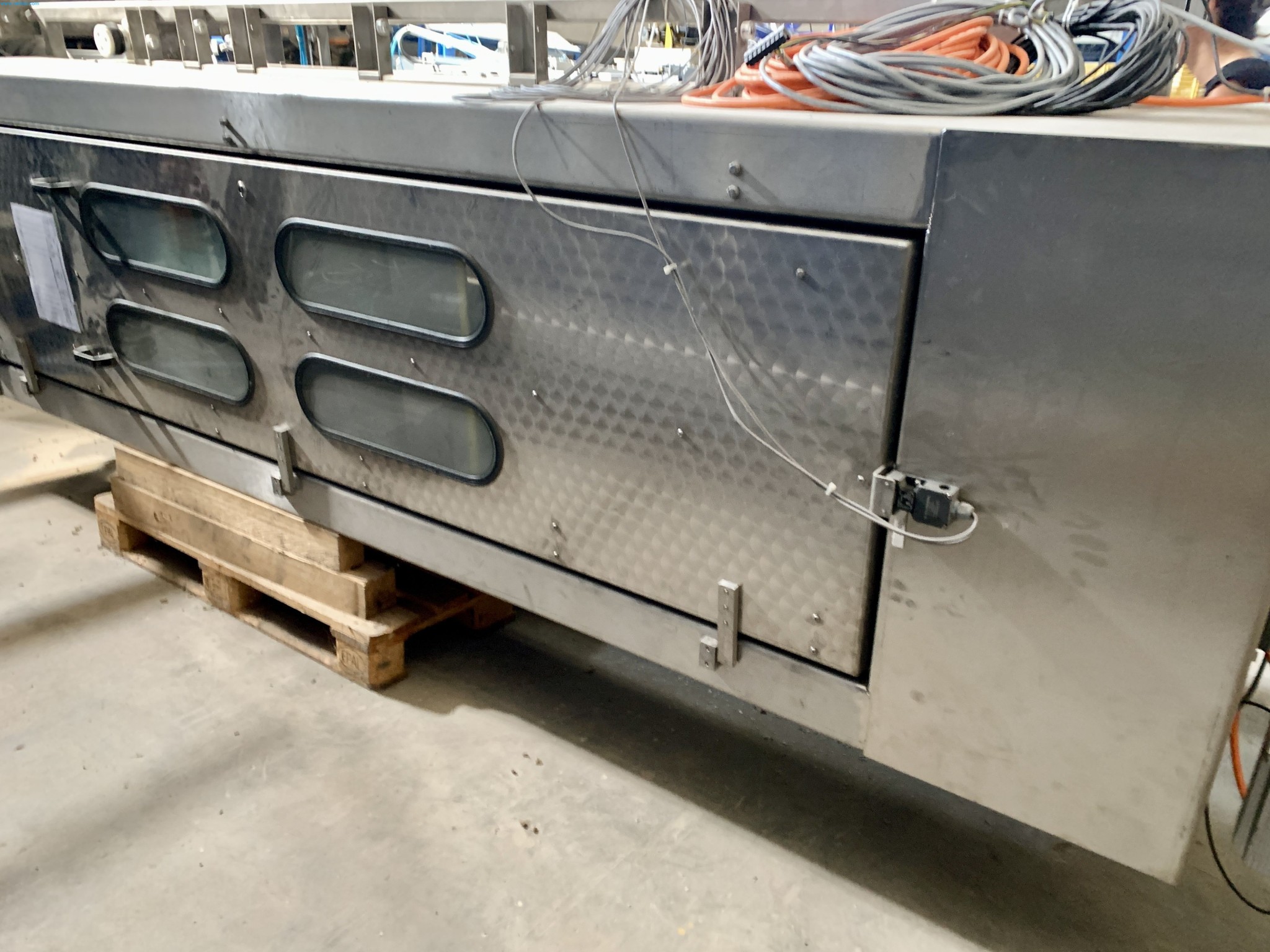 Sale of a complete warehouse of machinery for the glass industry in Spain-6