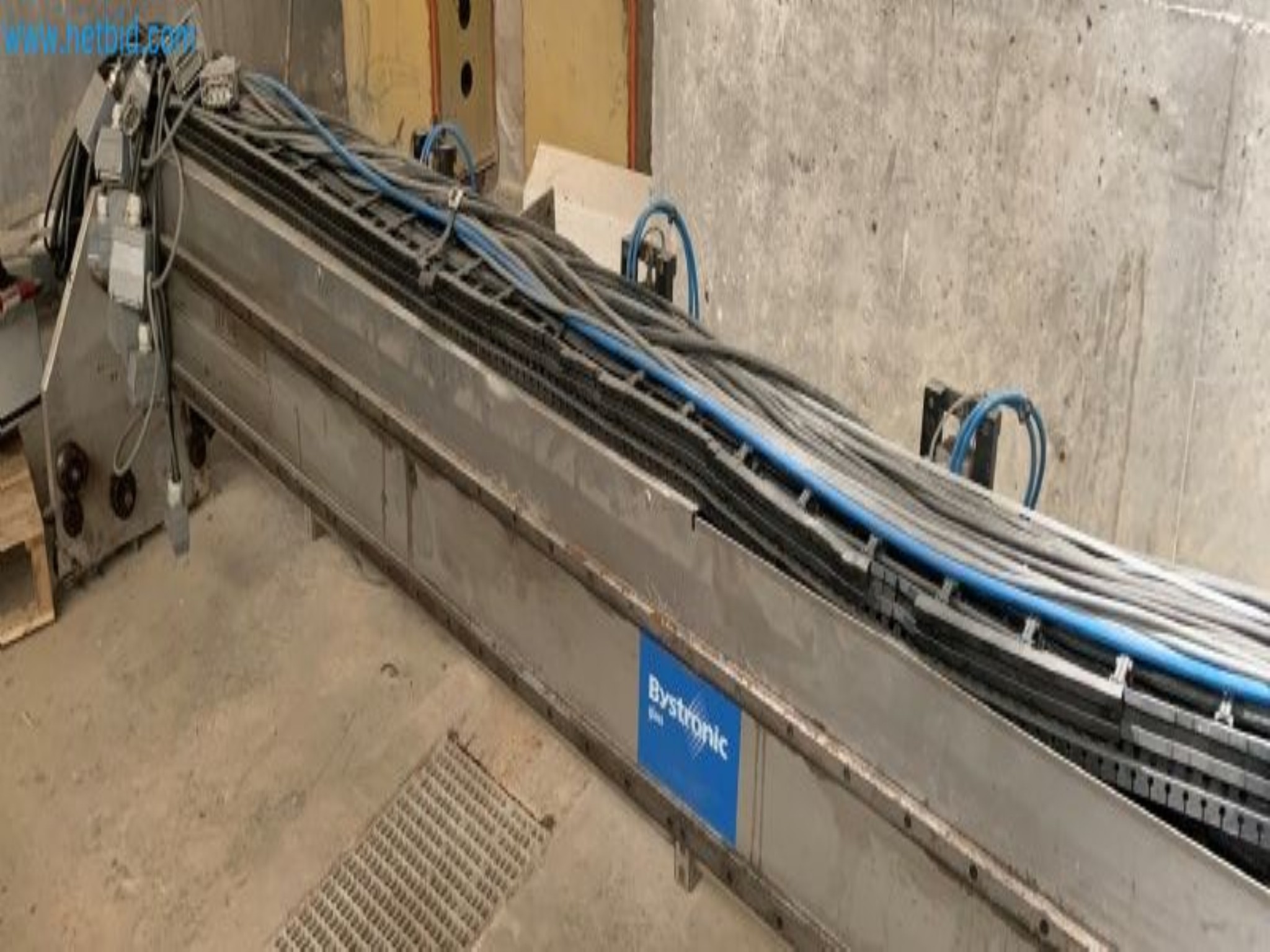 Sale of a complete warehouse of machinery for the glass industry in Spain-5