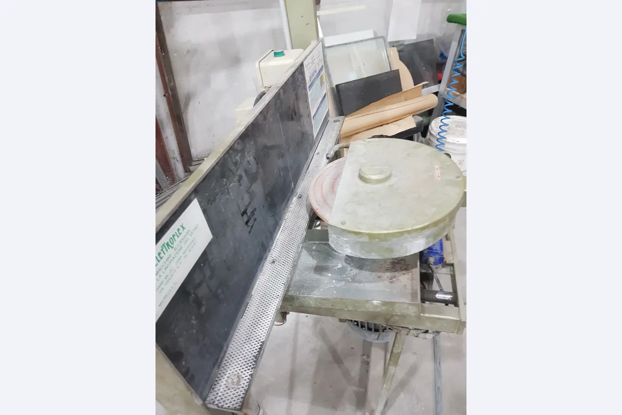 Sale of a complete warehouse of machinery for the glass industry in Spain-4