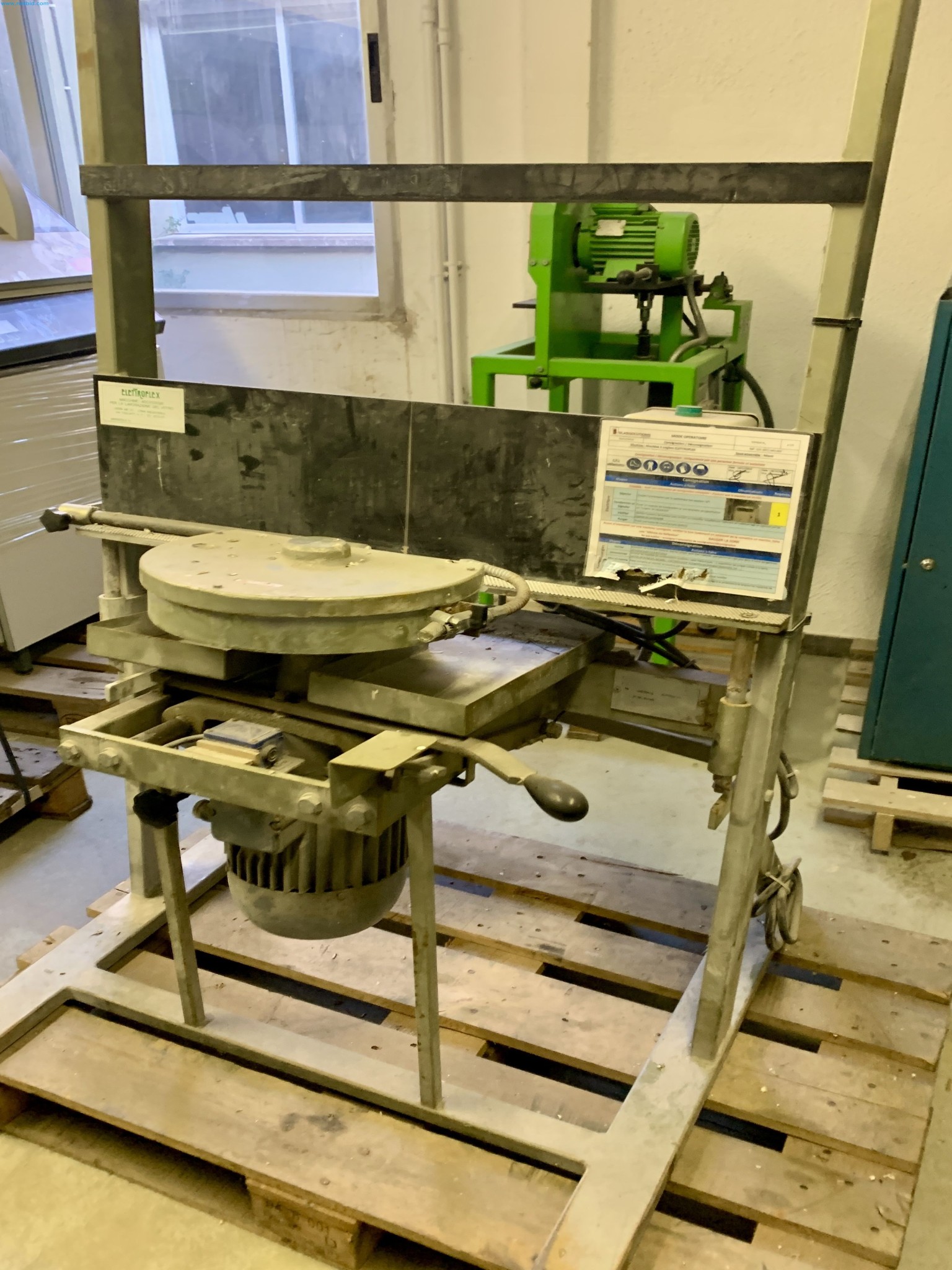 Sale of a complete warehouse of machinery for the glass industry in Spain-5