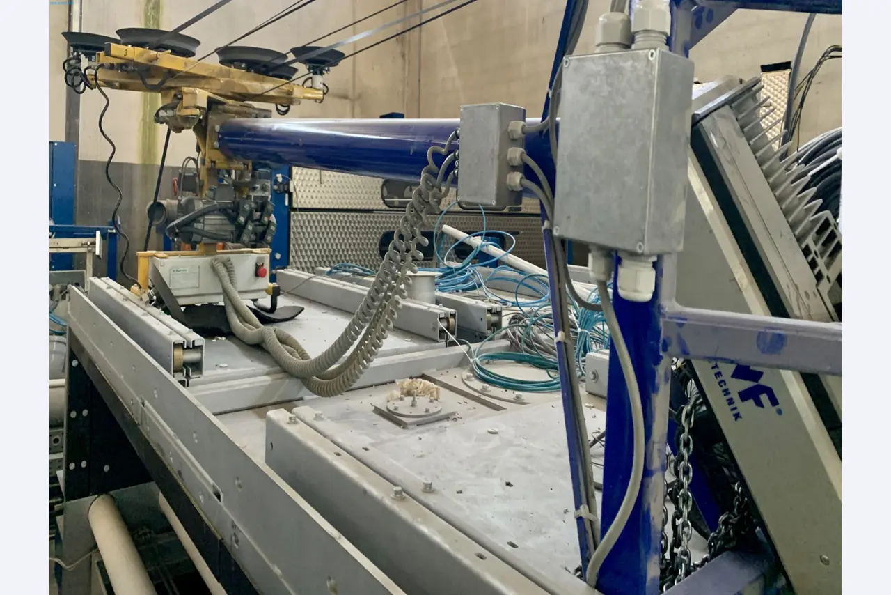 Sale of a complete warehouse of machinery for the glass industry in Spain-10