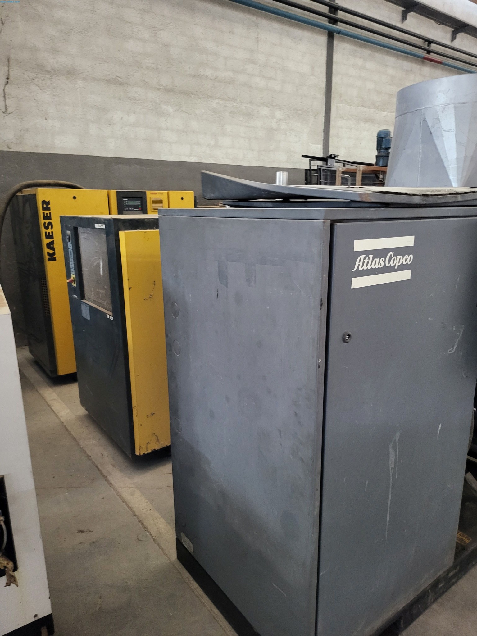 Sale of a complete warehouse of machinery for the glass industry in Spain-3