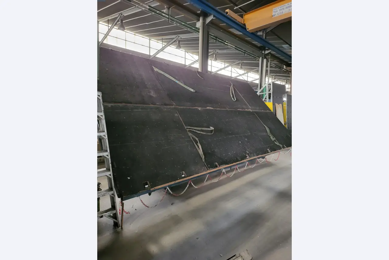 Sale of a complete warehouse of machinery for the glass industry in Spain-1