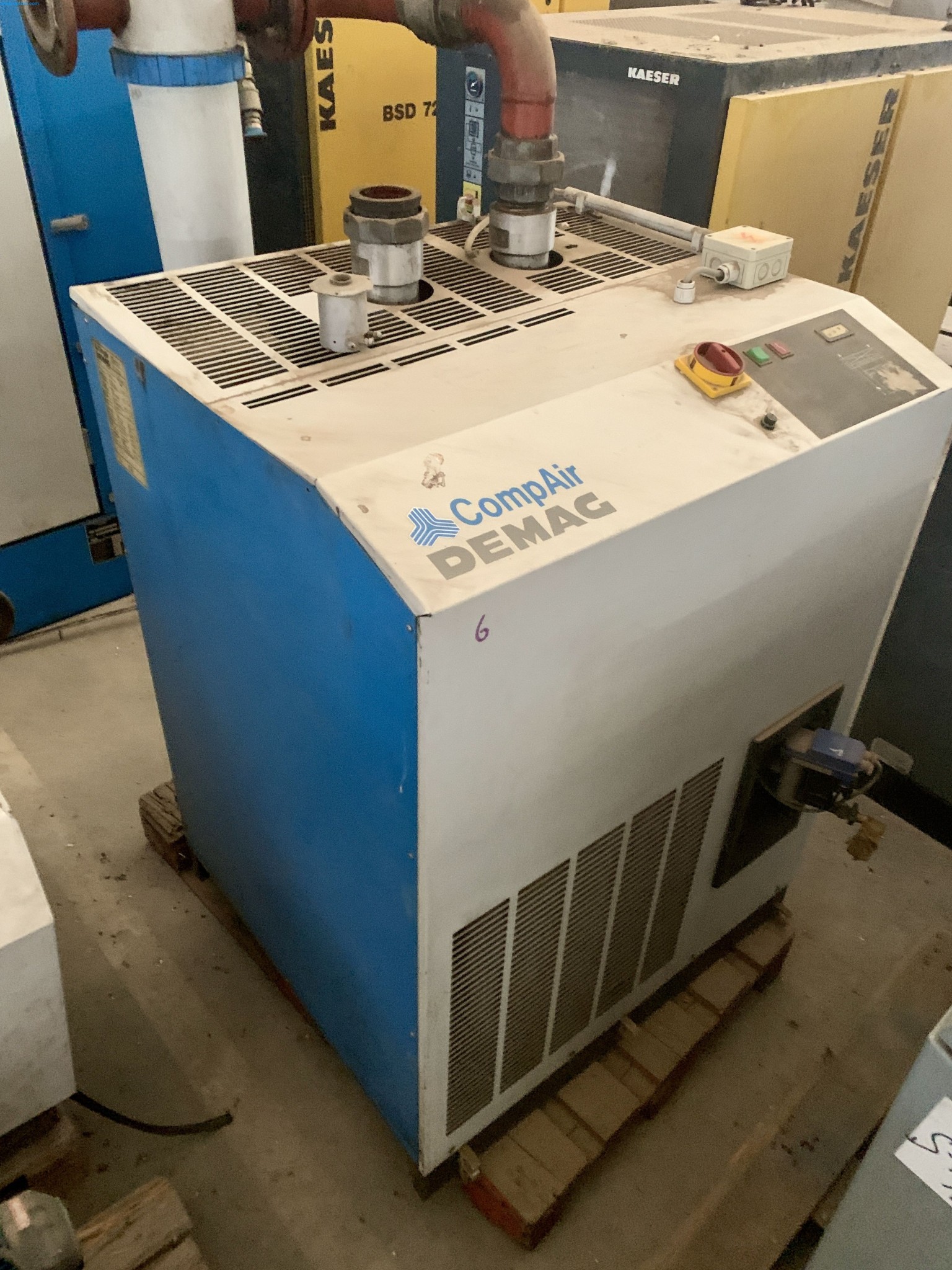 Sale of a complete warehouse of machinery for the glass industry in Spain-3