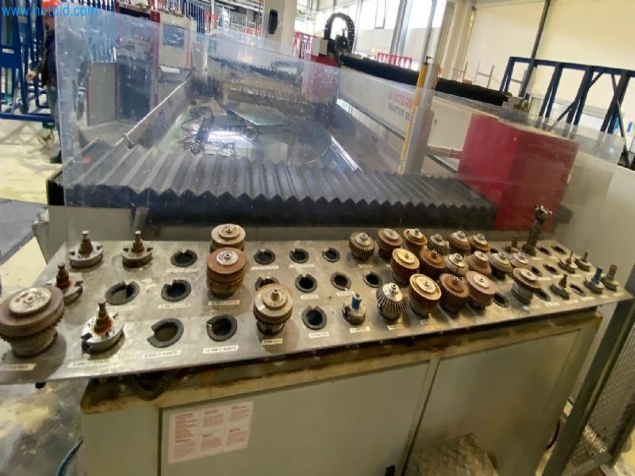 Sale of a complete warehouse of machinery for the glass industry in Spain-14