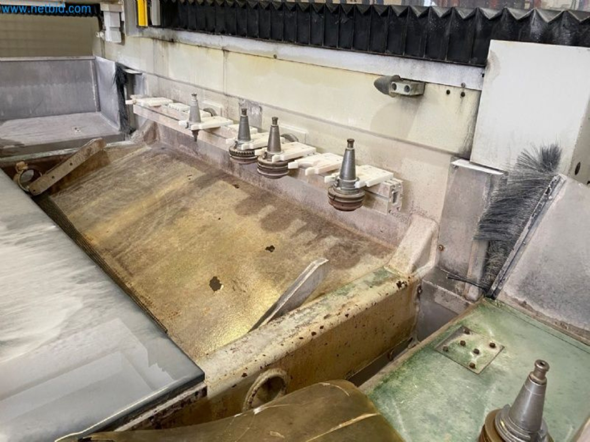 Sale of a complete warehouse of machinery for the glass industry in Spain-15