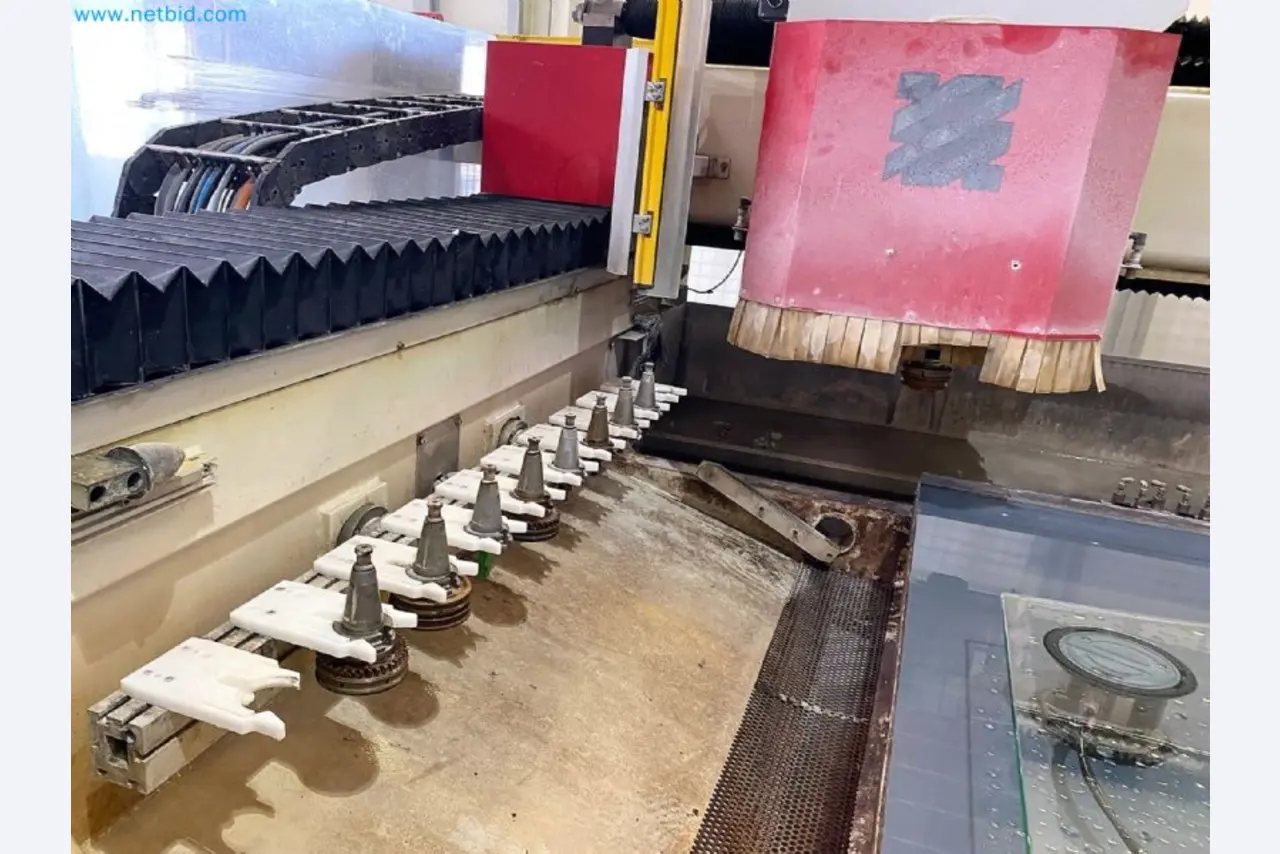 Sale of a complete warehouse of machinery for the glass industry in Spain-17