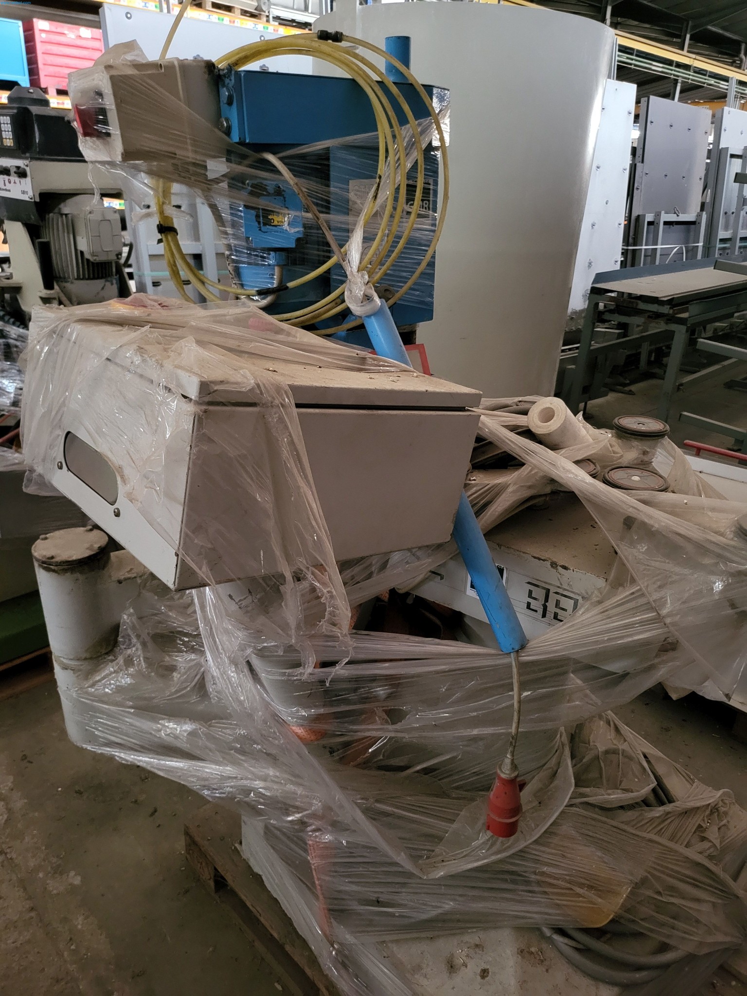 Sale of a complete warehouse of machinery for the glass industry in Spain-4