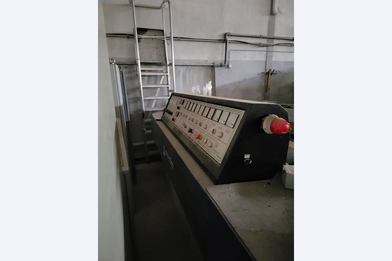 Sale of a complete warehouse of machinery for the glass industry in Spain-7