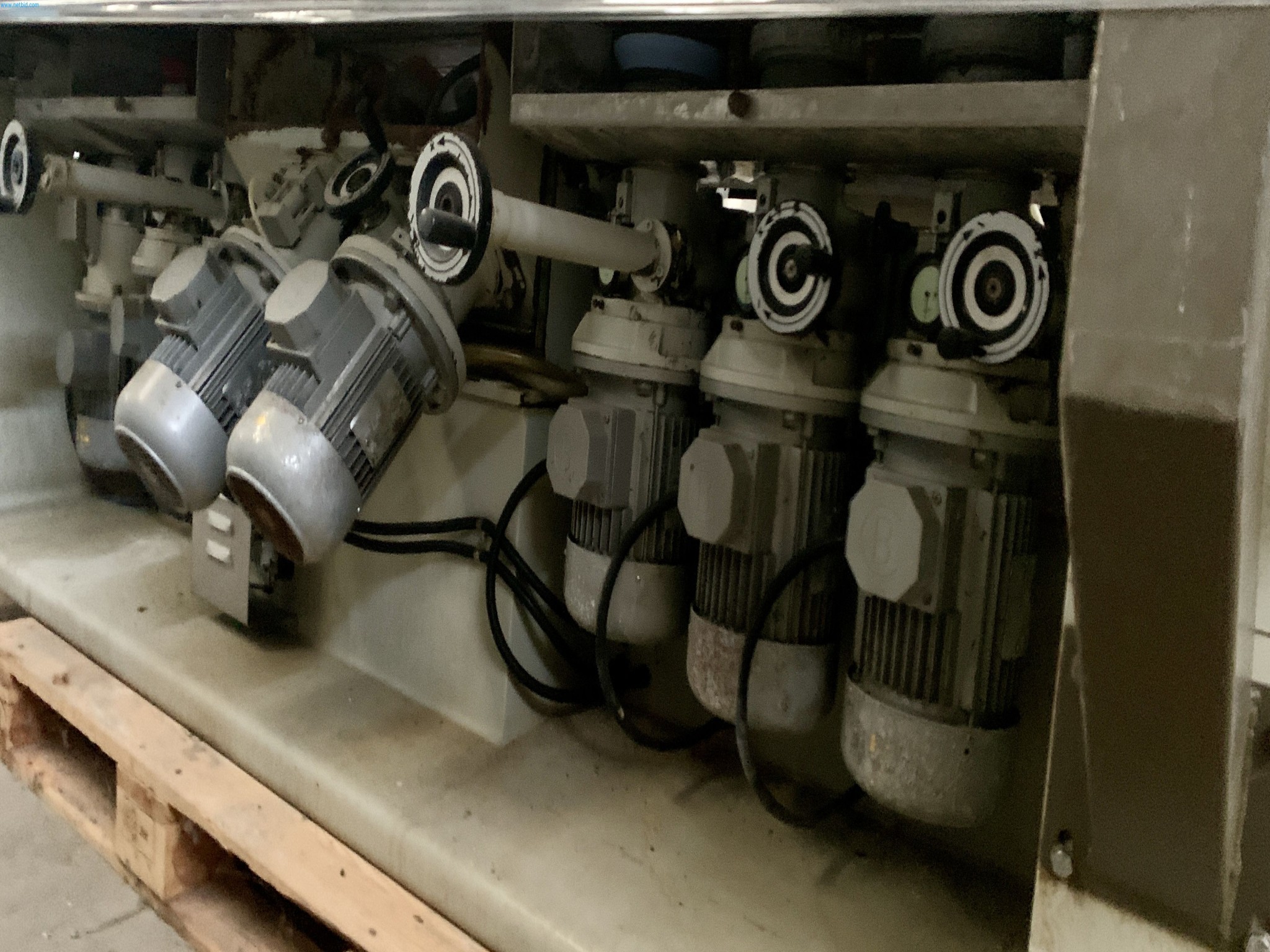 Sale of a complete warehouse of machinery for the glass industry in Spain-5