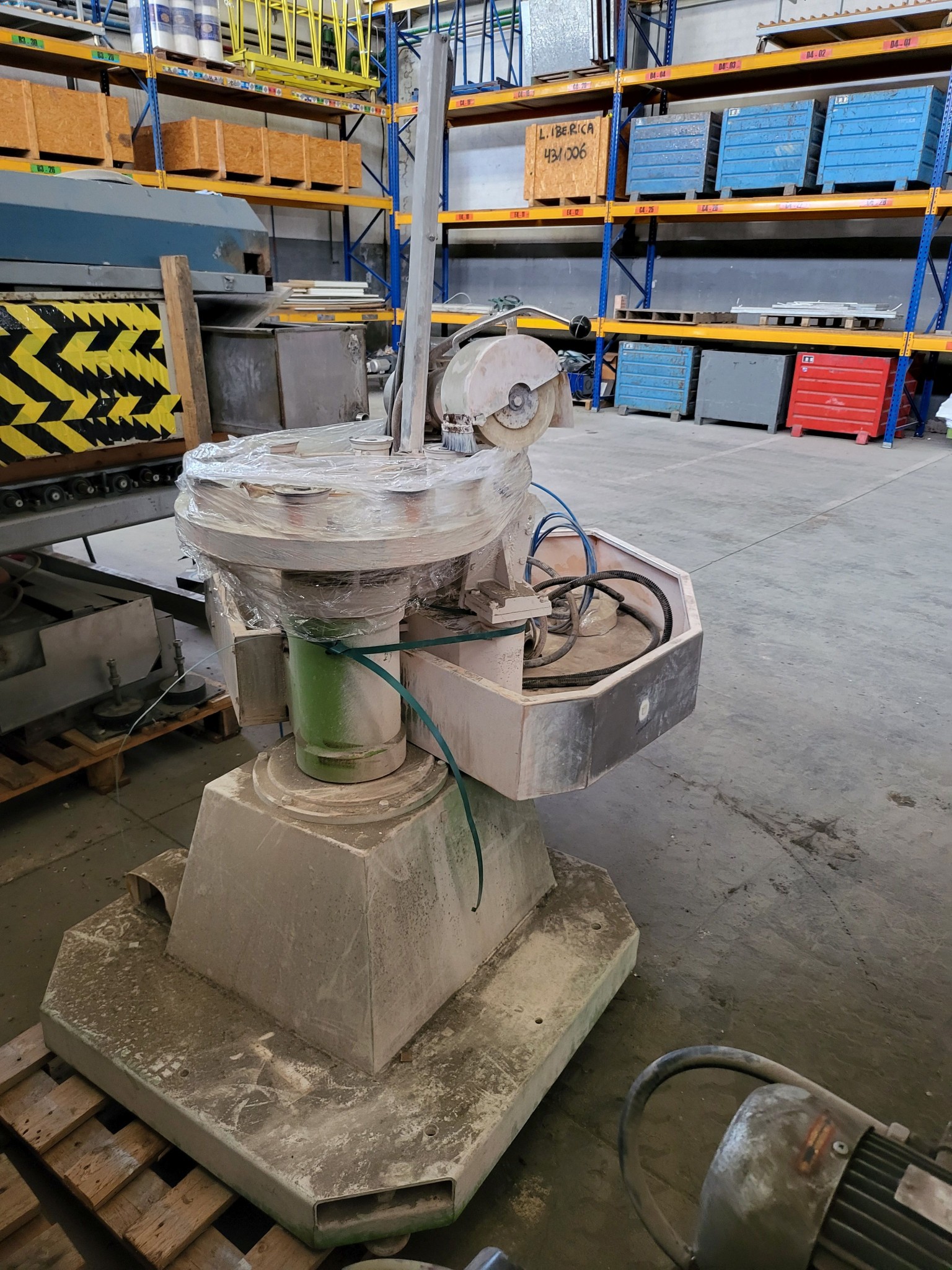 Sale of a complete warehouse of machinery for the glass industry in Spain-6