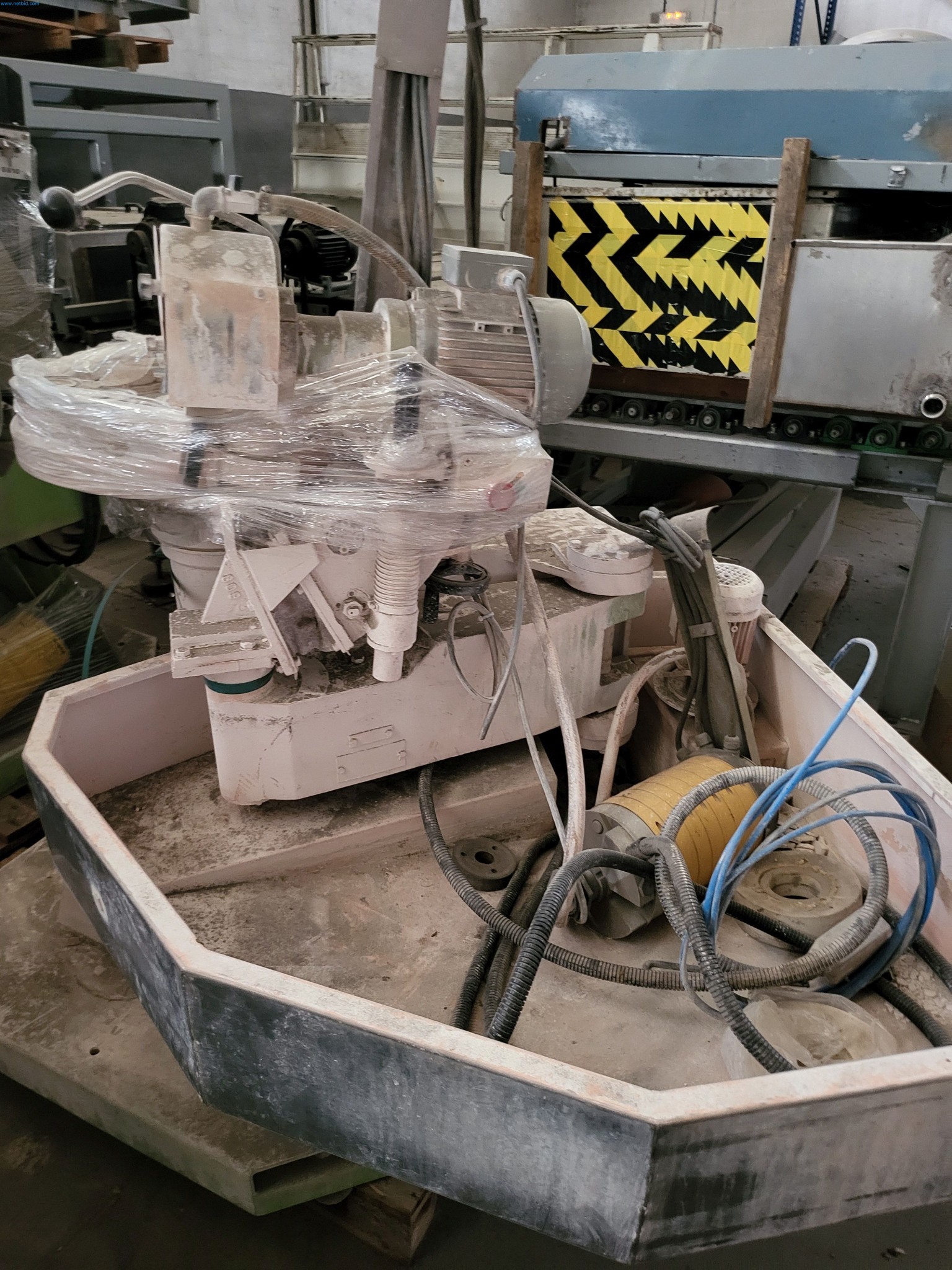 Sale of a complete warehouse of machinery for the glass industry in Spain-7