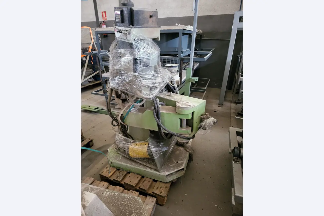 Sale of a complete warehouse of machinery for the glass industry in Spain-10