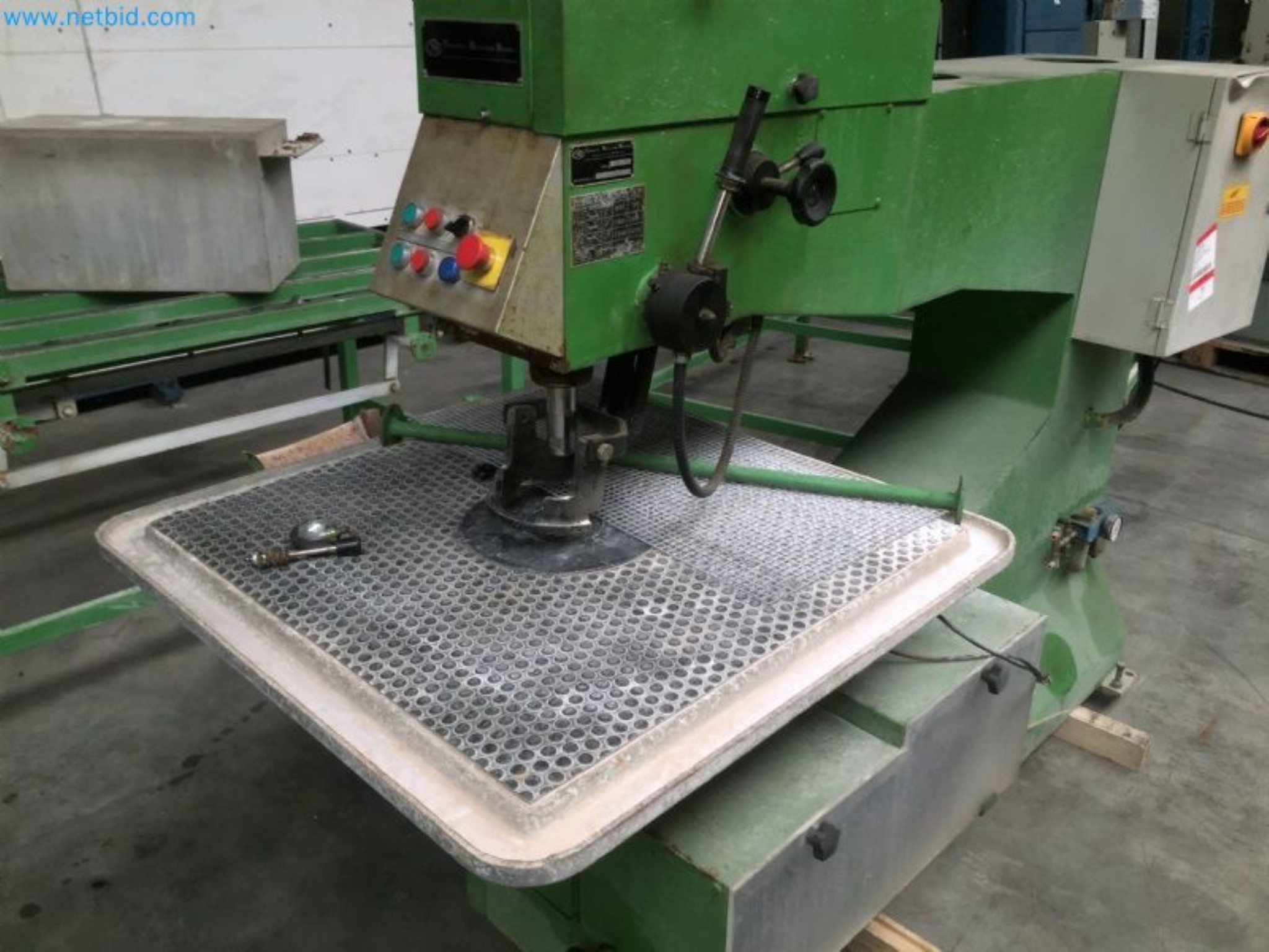 Sale of a complete warehouse of machinery for the glass industry in Spain-2