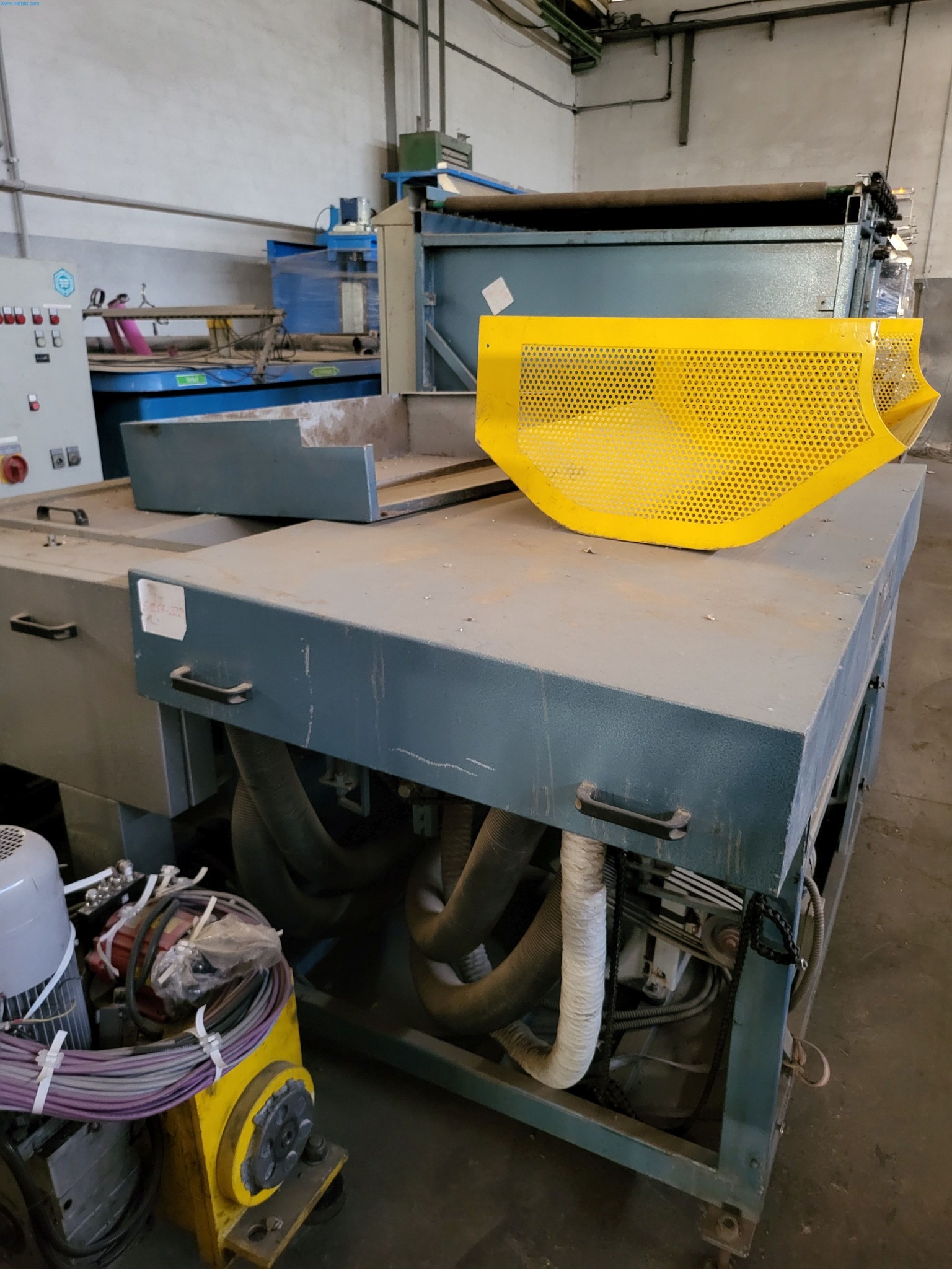 Sale of a complete warehouse of machinery for the glass industry in Spain-10