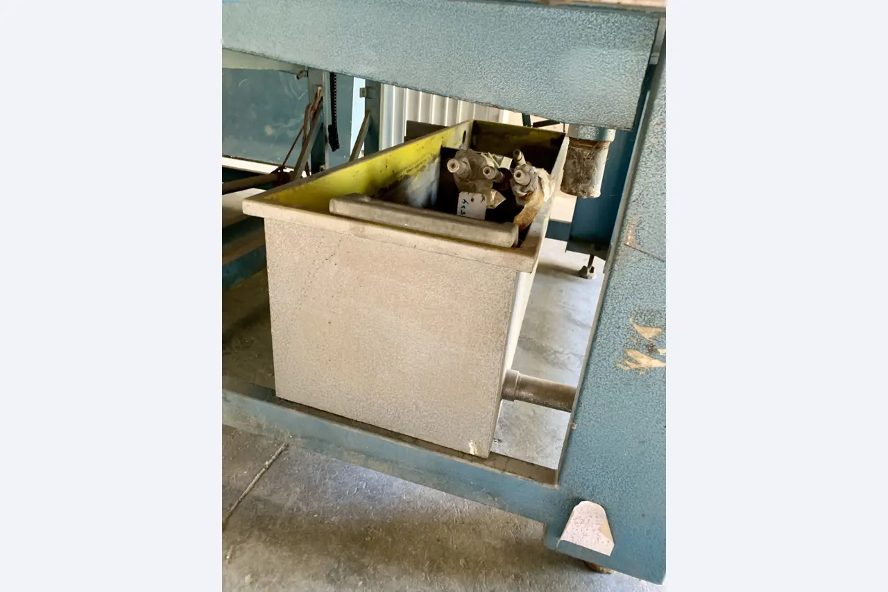 Venta de un almacén completo de maquinaria para la producción de vidrio en España-13