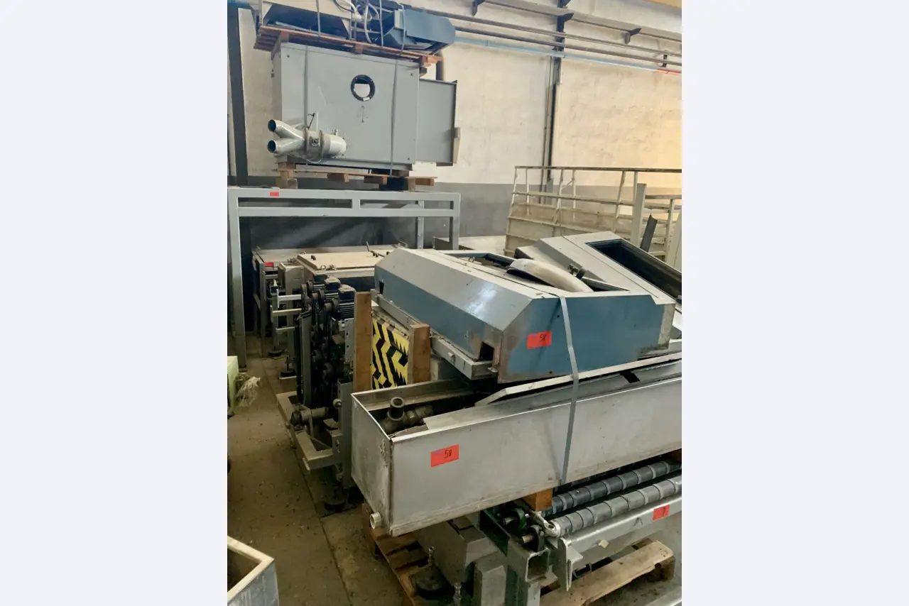 Venta de un almacén completo de maquinaria para la producción de vidrio en España-11